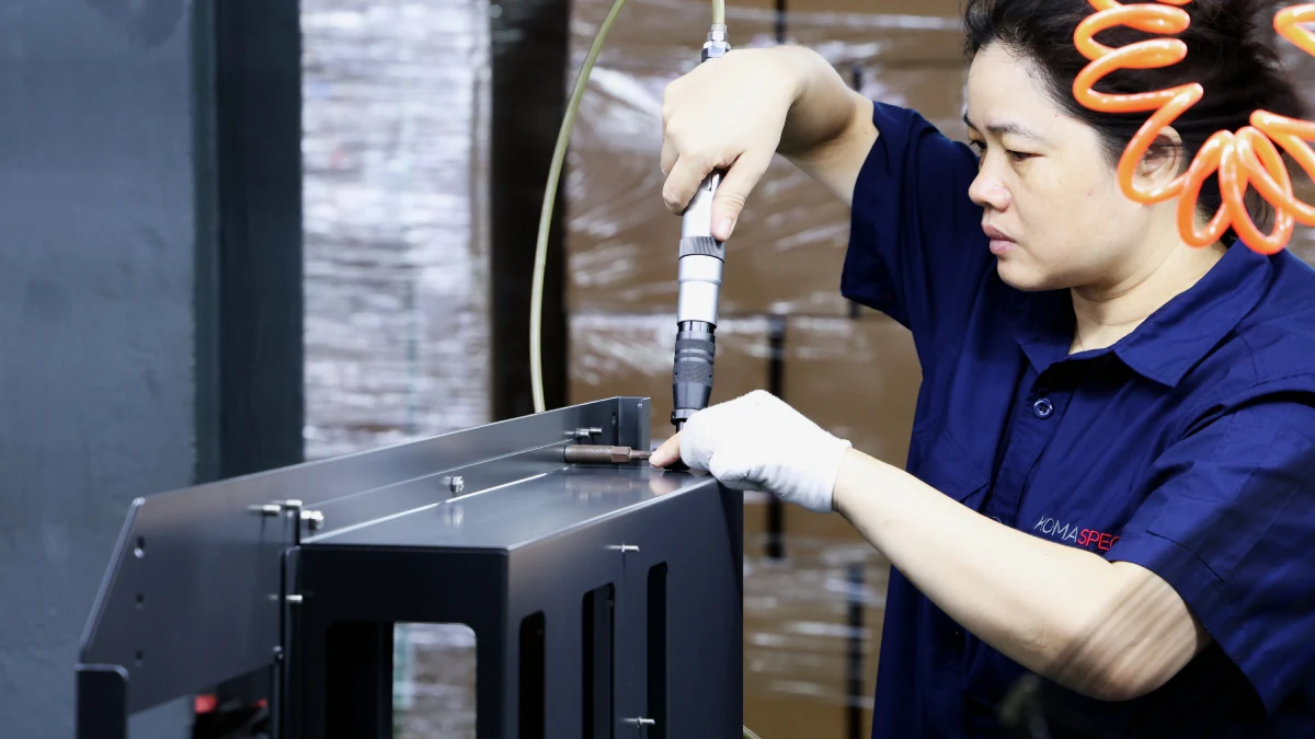 Estación de integración y prueba de ensamblaje box build electrónico en Komaspec