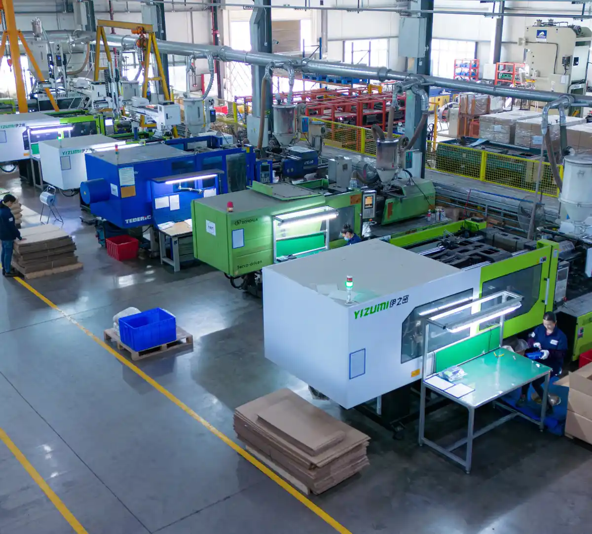 Vista aerea del reparto presse per lo stampaggio a iniezione di plastica di Komaspec