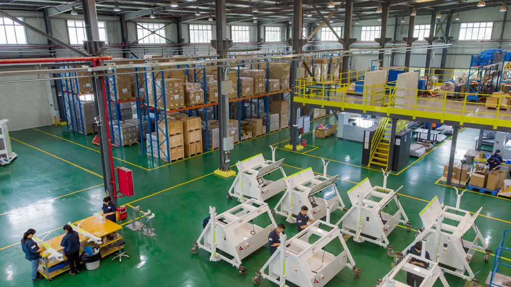 Operaciones de fabricación por contrato y plantas de ensamblaje multirregionales en Komaspec